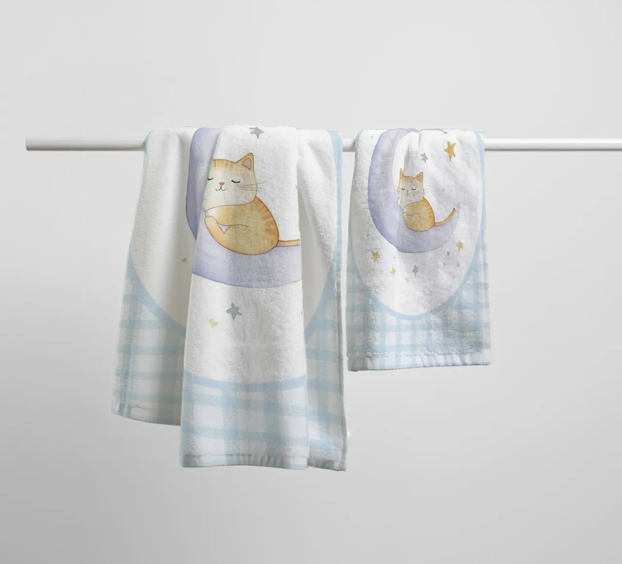 Gatto che dorme sulla mezzaluna asciugamano da bagno da Jungle Joy Art