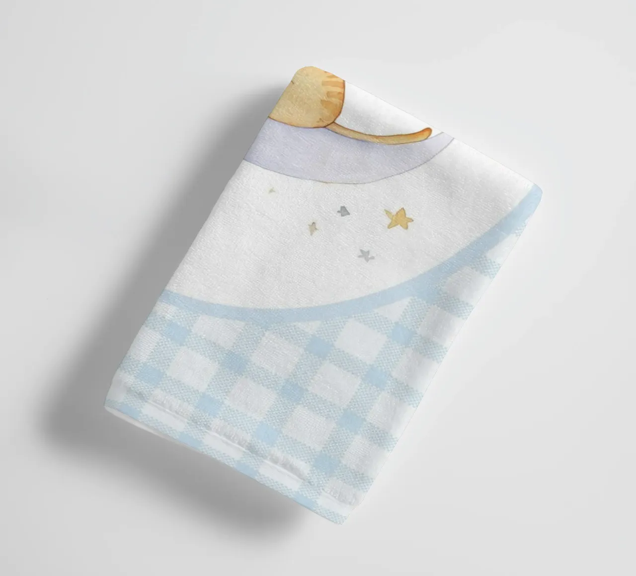 Gatto che dorme sulla mezzaluna asciugamano da bagno da Jungle Joy Art