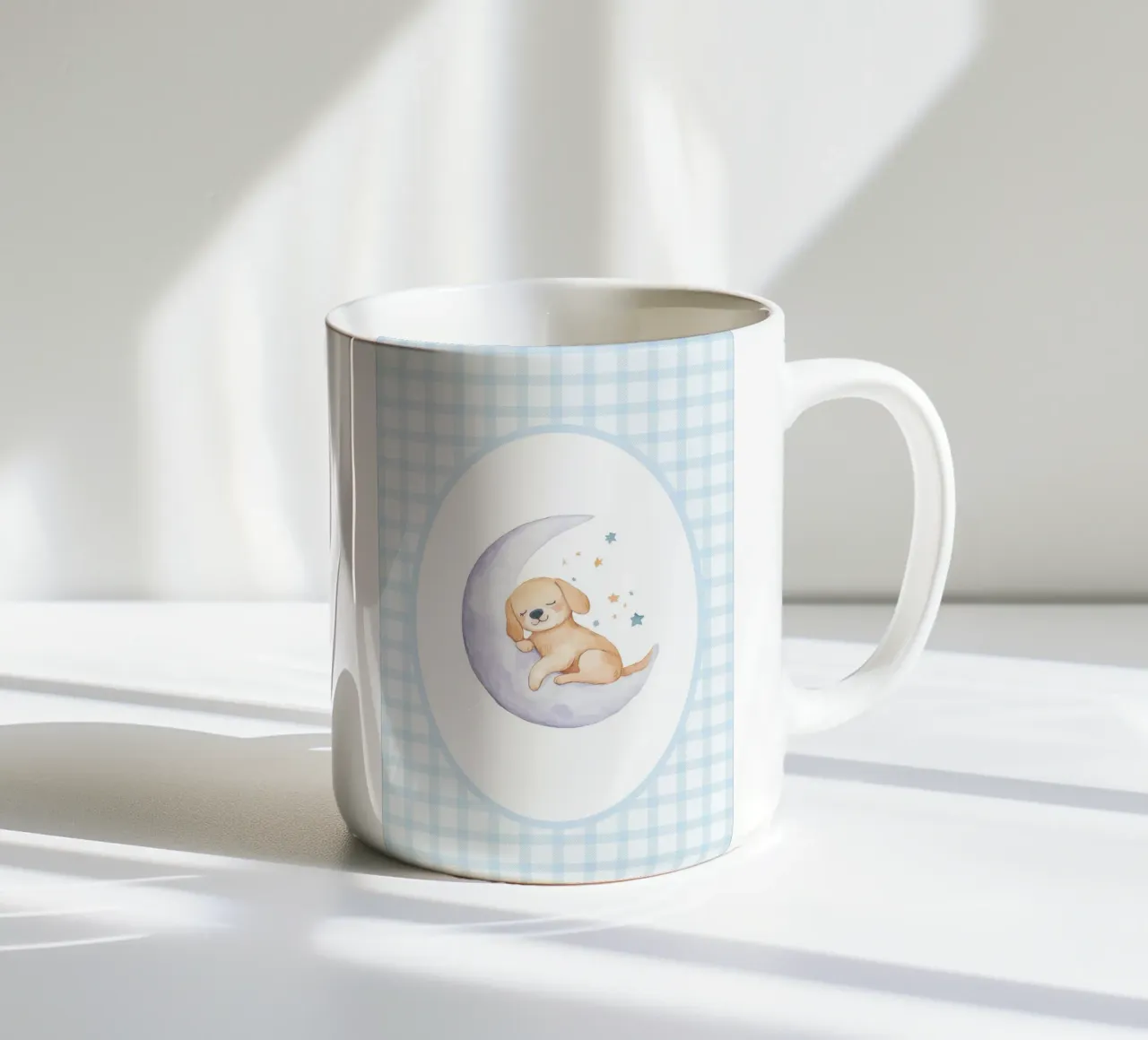 Cucciolo che dorme su una mezzaluna con stelle tazza in ceramica da Jungle Joy Art