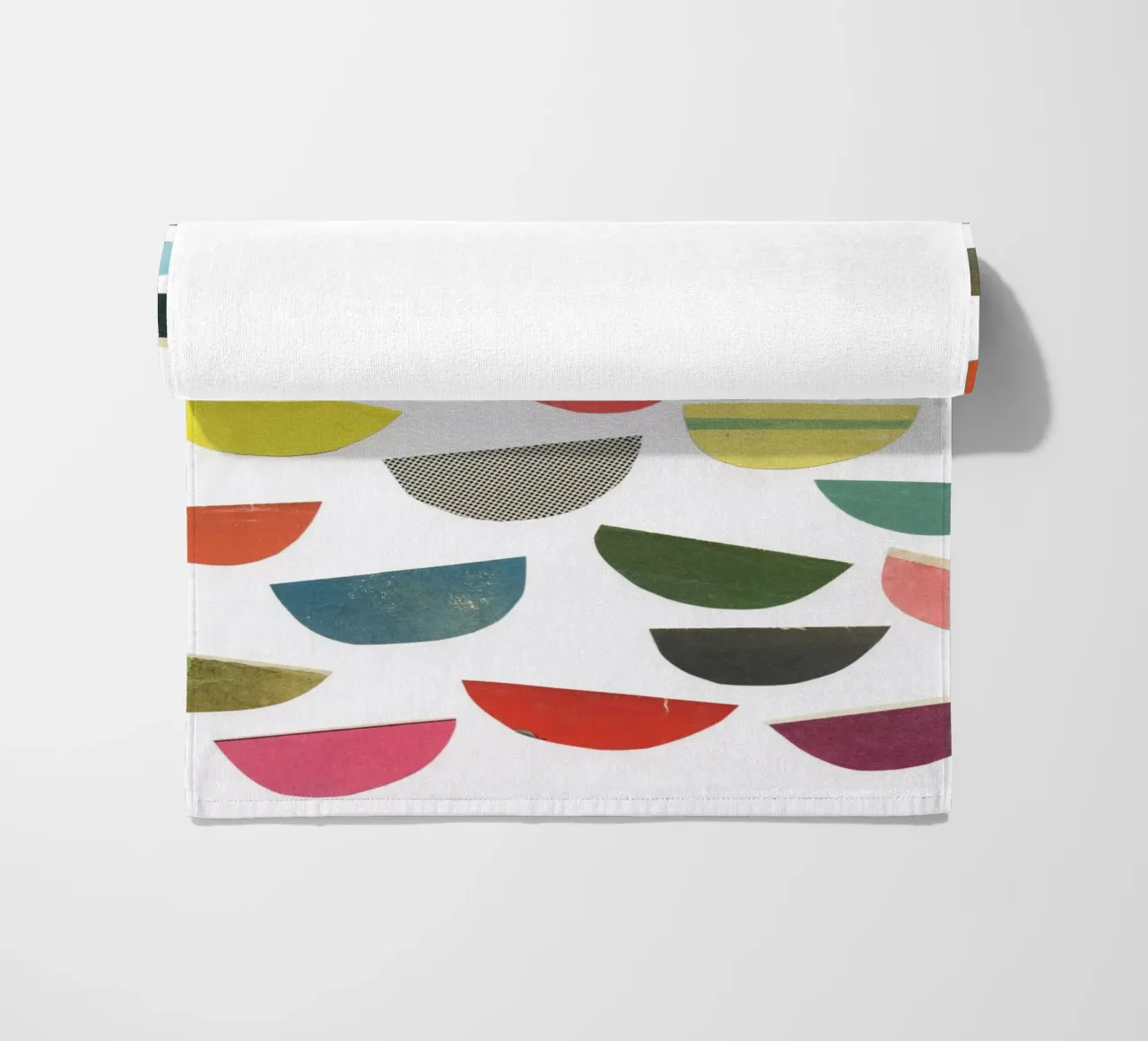 Petali che cadono telo mare da Cassia Beck Collage