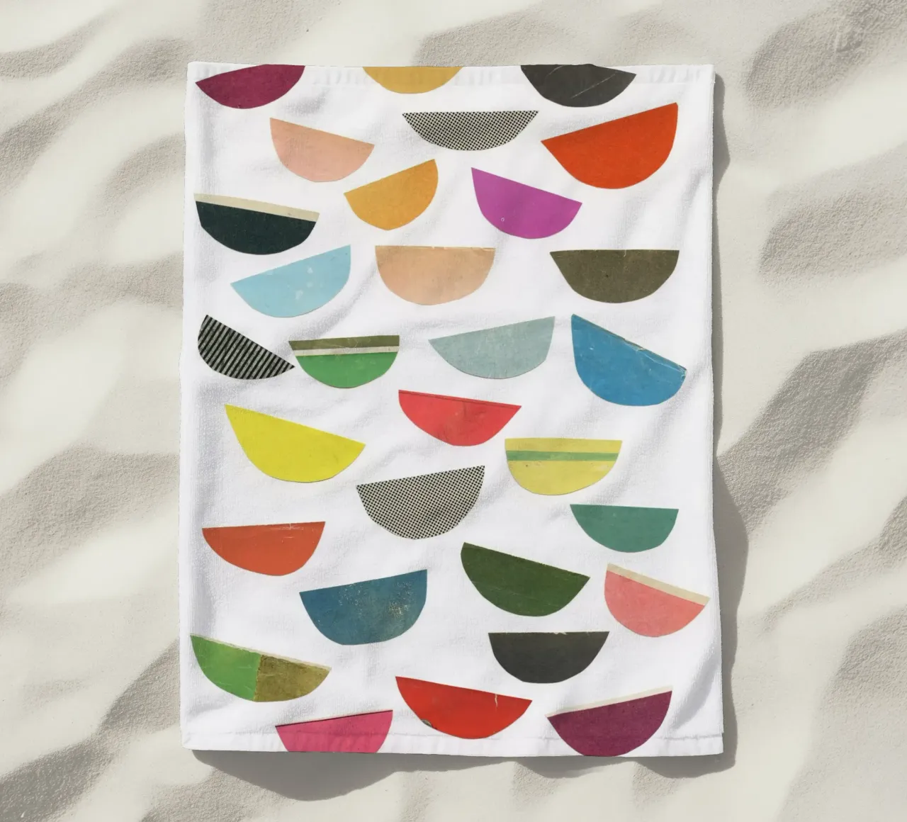 Petali che cadono telo mare da Cassia Beck Collage