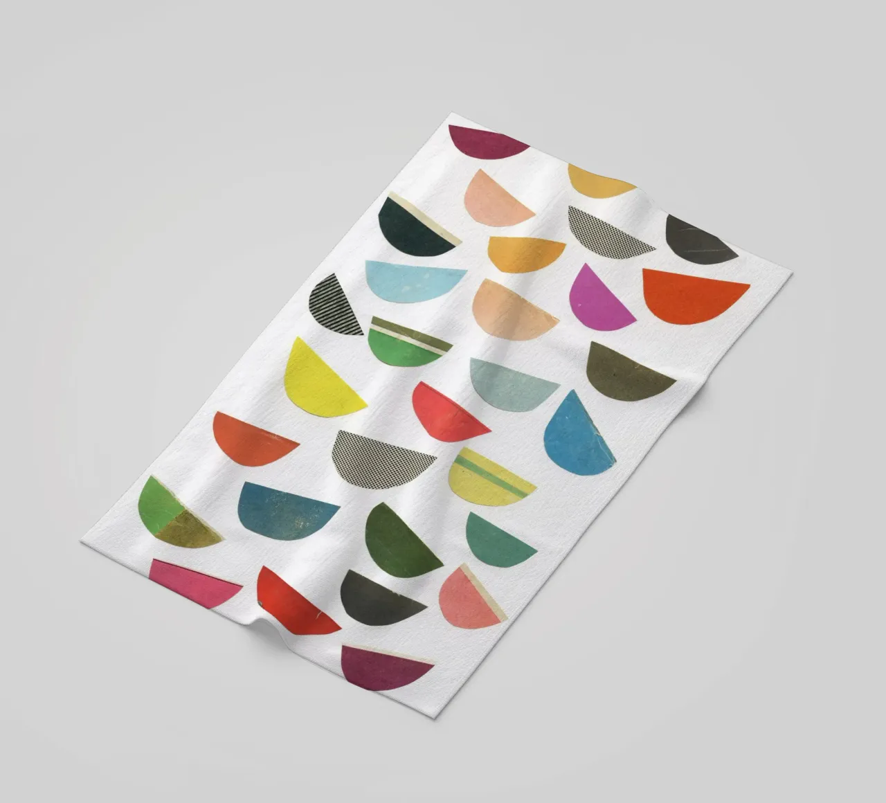 Petali che cadono telo mare da Cassia Beck Collage