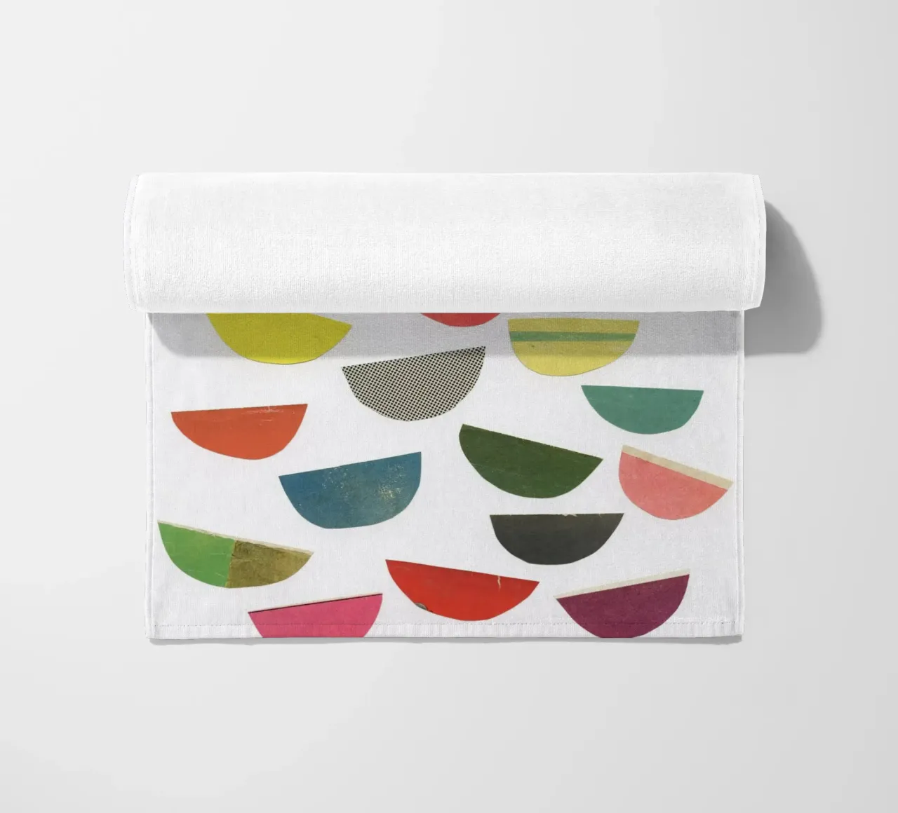 Petali che cadono telo mare da Cassia Beck Collage