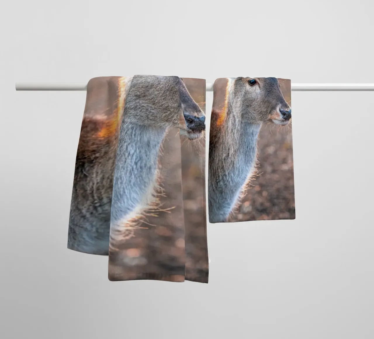 Junges Reh im Wald Handtuch von Marcus Beckert | Fotografie