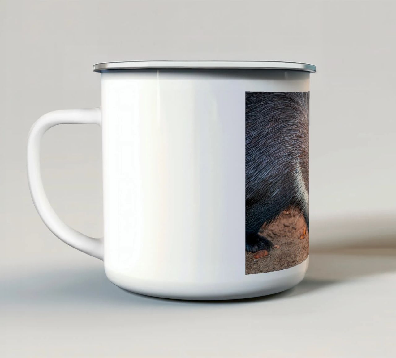 Un piccolo istrice tazza in smalto da Marcus Beckert | Fotografie