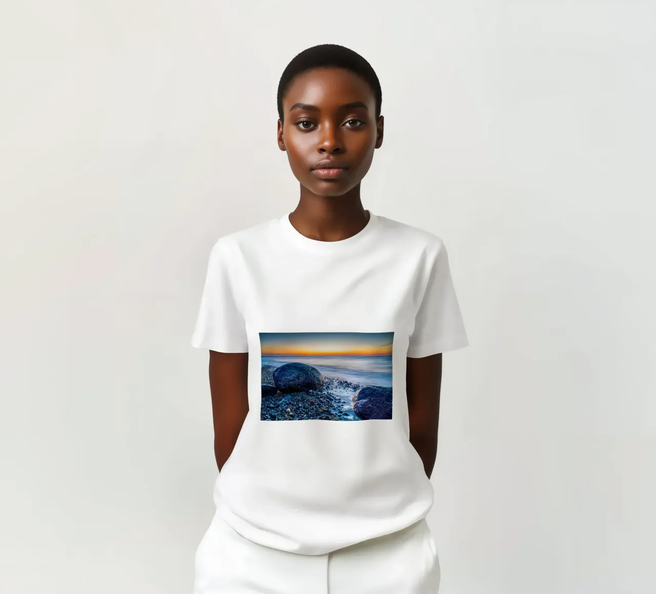 Rocce sulla spiaggia sassosa del Mar Baltico t-shirt da Marcus Beckert | Fotografie