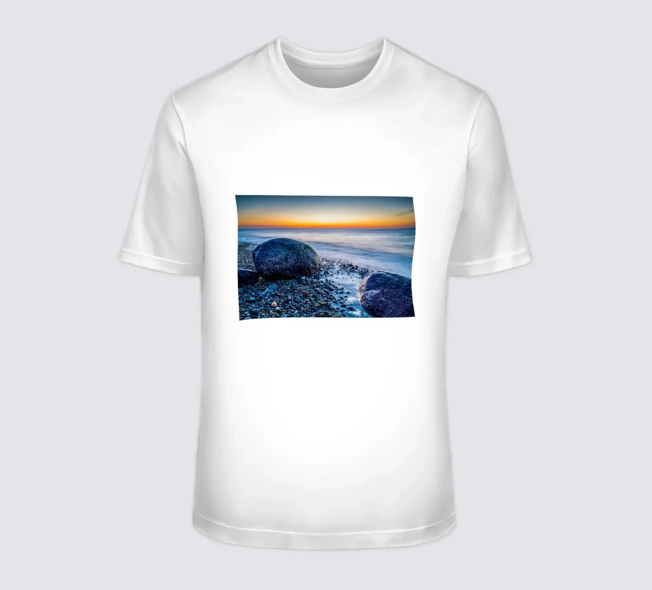 Rocce sulla spiaggia sassosa del Mar Baltico t-shirt da Marcus Beckert | Fotografie