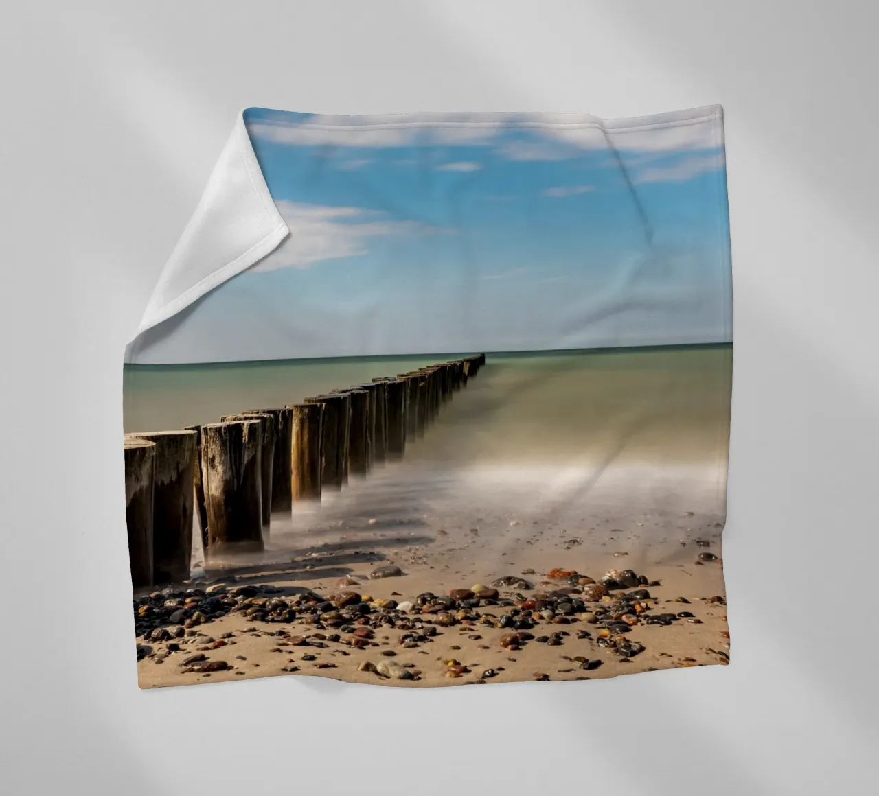 Groynes sulla spiaggia del Mar Baltico coperta in pile da Marcus Beckert | Fotografie