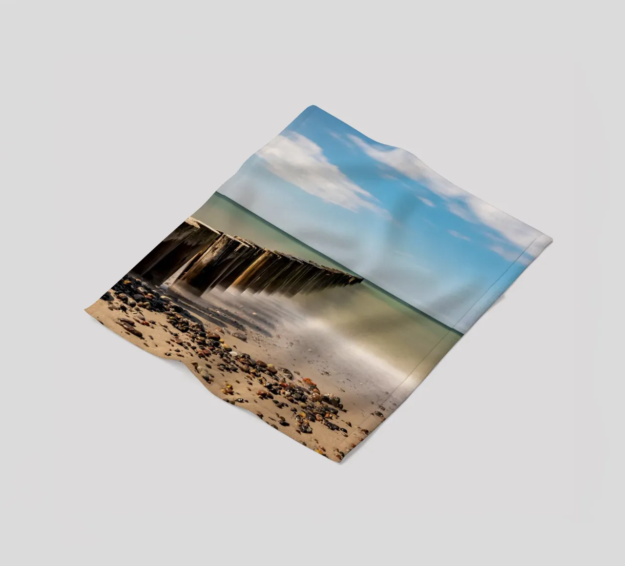 Groynes sulla spiaggia del Mar Baltico coperta in pile da Marcus Beckert | Fotografie