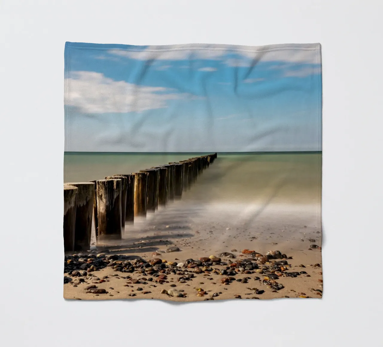 Groynes sulla spiaggia del Mar Baltico coperta in pile da Marcus Beckert | Fotografie