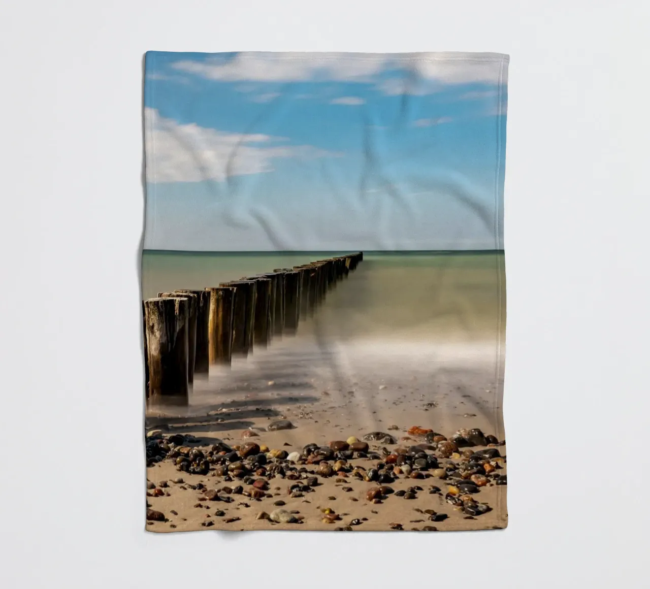 Groynes sulla spiaggia del Mar Baltico coperta in pile da Marcus Beckert | Fotografie