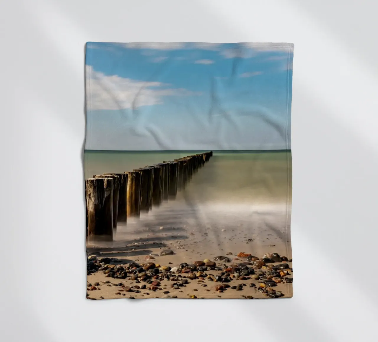 Groynes sulla spiaggia del Mar Baltico coperta in pile da Marcus Beckert | Fotografie