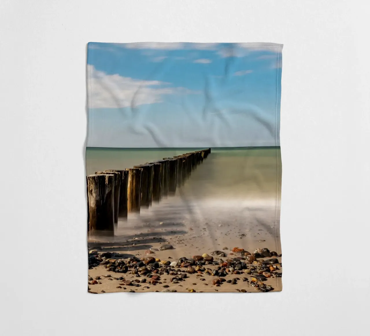 Groynes sulla spiaggia del Mar Baltico coperta in pile da Marcus Beckert | Fotografie