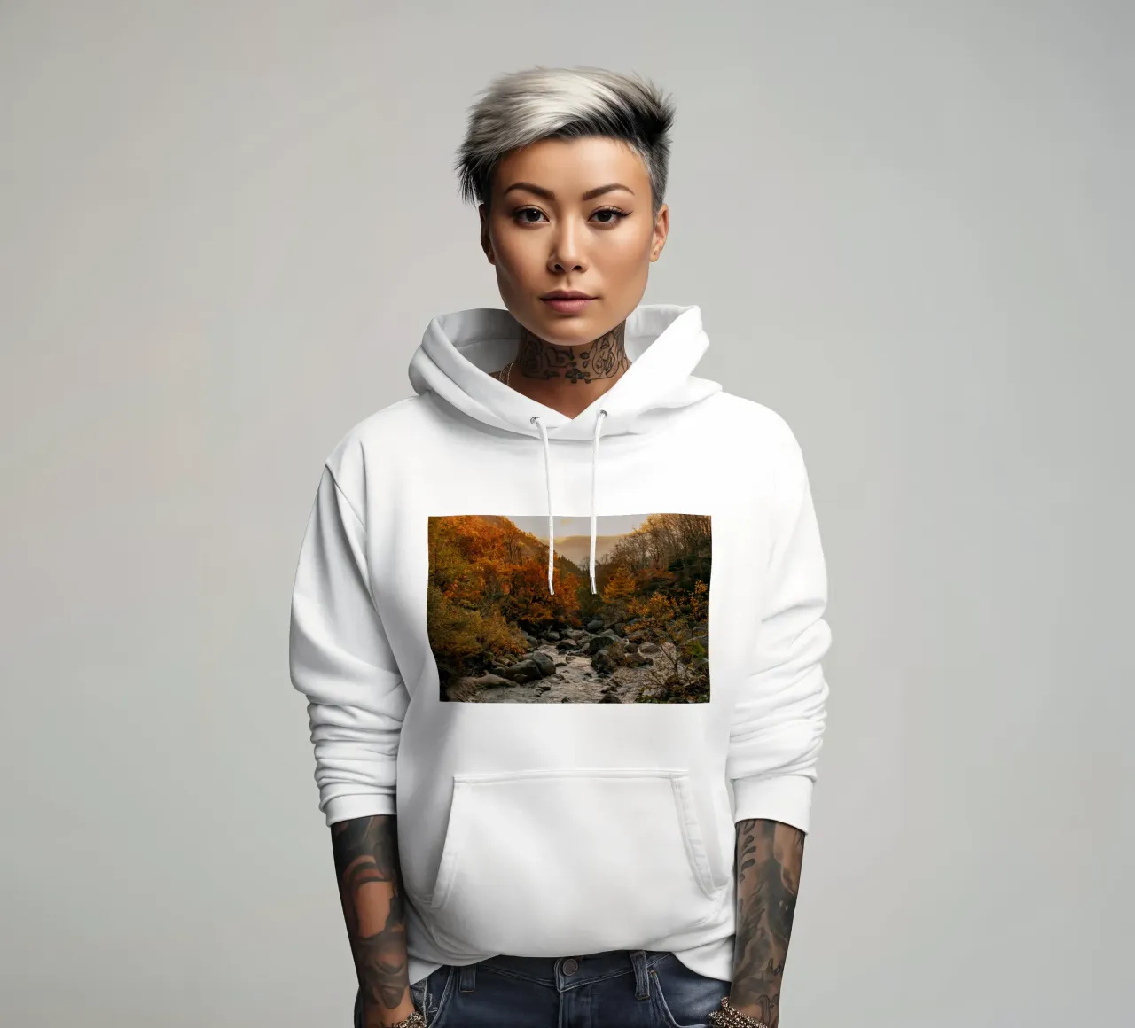 Fiume d'autunno a Niigata, Giappone felpa con cappuccio da Marcel Bisig