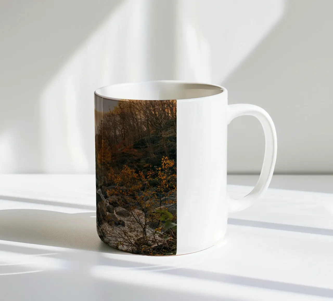 Fiume d'autunno a Niigata, Giappone tazza in ceramica da Marcel Bisig