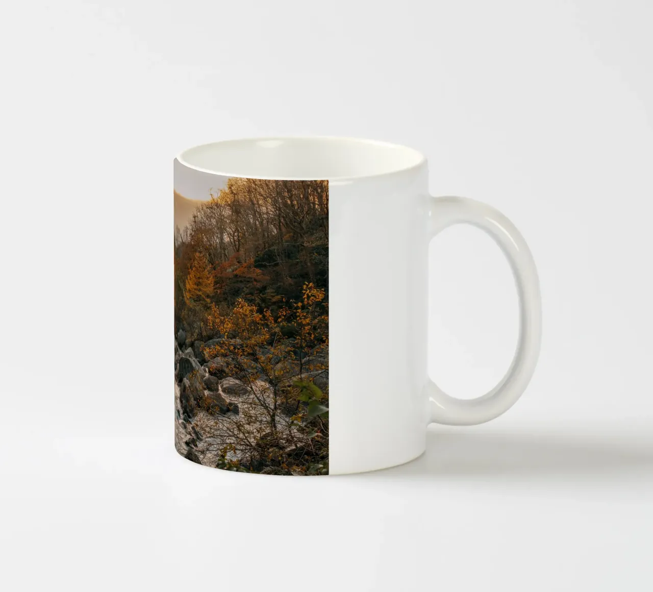 Fiume d'autunno a Niigata, Giappone tazza in ceramica da Marcel Bisig
