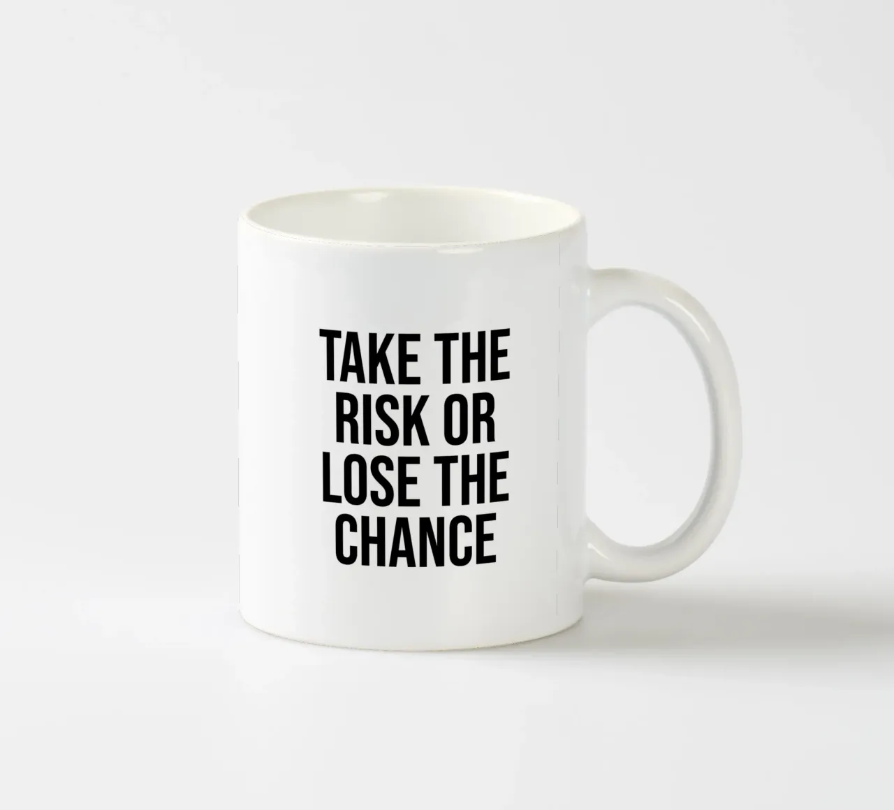 Gehen Sie das Risiko ein oder verlieren Sie die Chance Zitat Keramik Tasse von Paigaam Studio