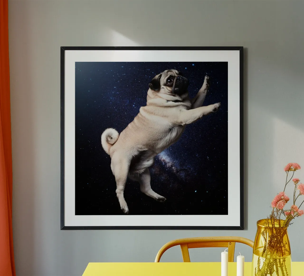 Schwebender Mops im Weltraum: Liebenswerter kosmischer Hund Kunstdruck Poster mit Kunststoffrahmen von FlexiDesignsByK