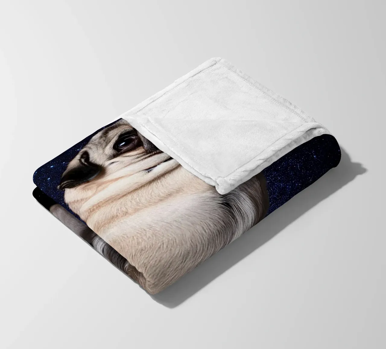 Pug flotante en el espacio: Adorable perro cósmico manta de franela de FlexiDesignsByK