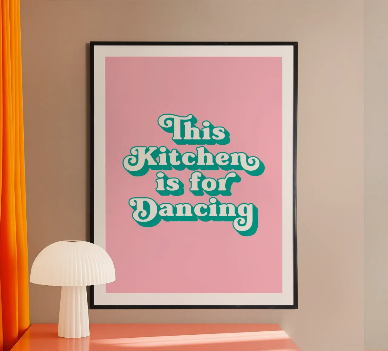 Questa cucina è per ballare (tonalità rosa) poster con telaio in legno da Paigaam Studio