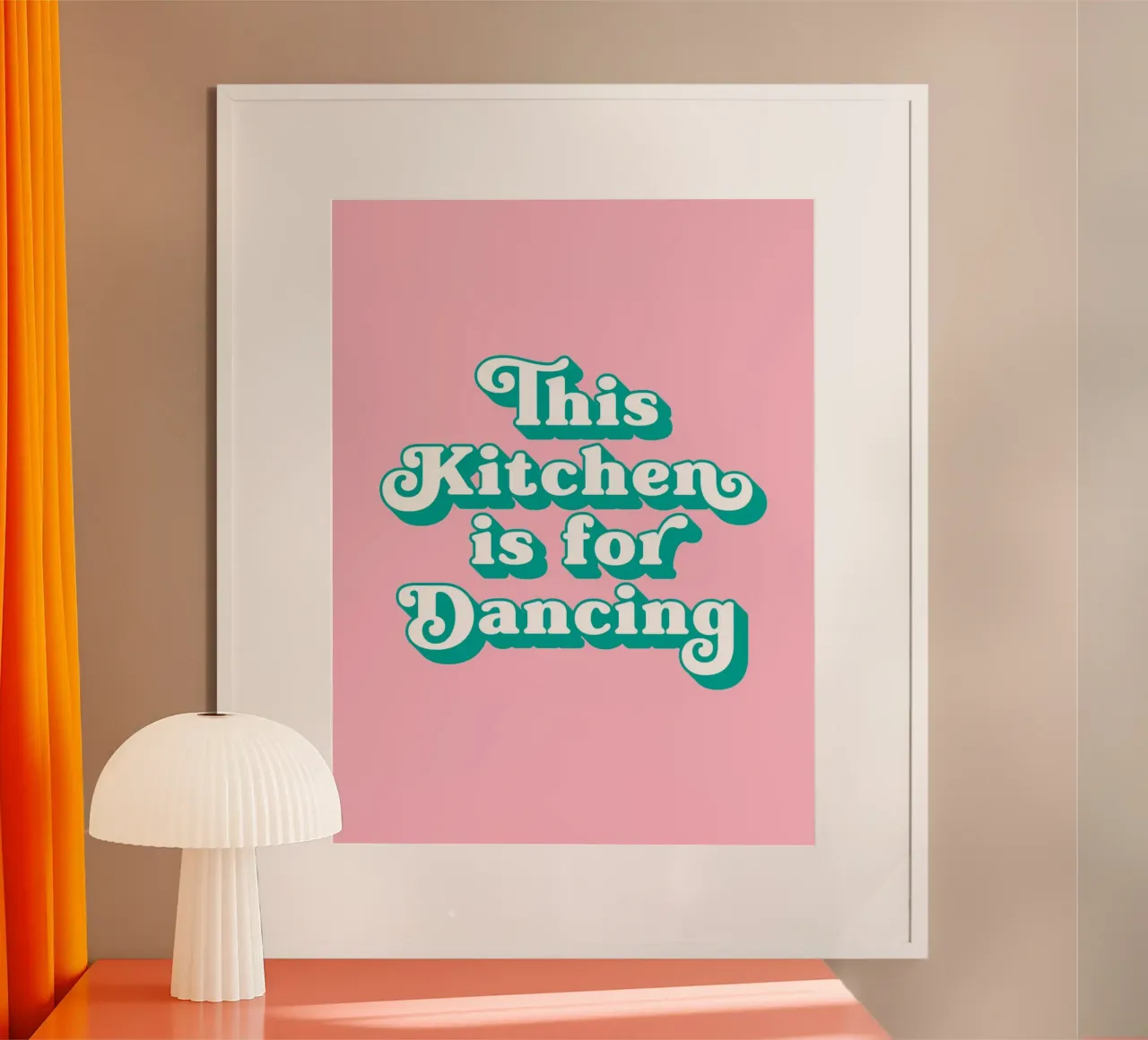 Questa cucina è per ballare (tonalità rosa) poster con telaio in legno da Paigaam Studio