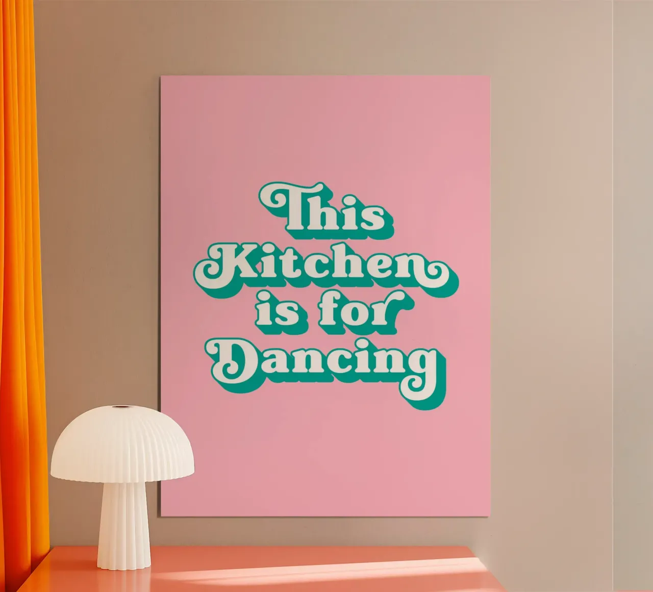 Questa cucina è per ballare (tonalità rosa) poster con telaio in legno da Paigaam Studio
