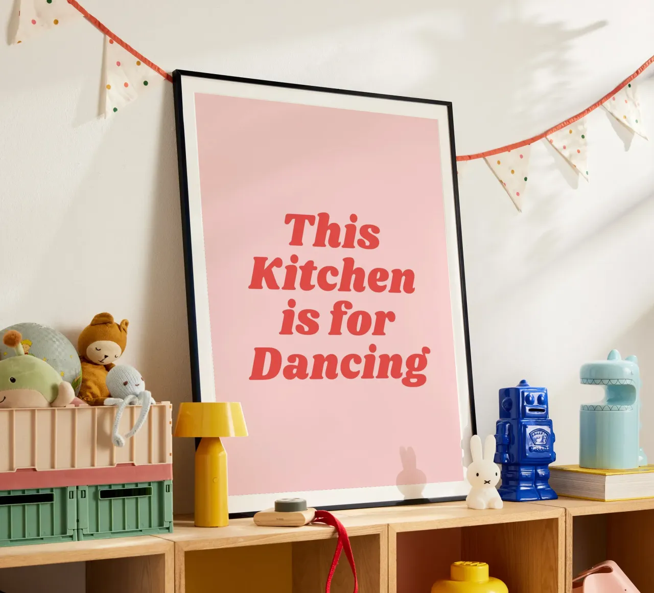 Cette cuisine est faite pour danser (Sweet Pink Tone) poster avec cadre en plastique de Paigaam Studio