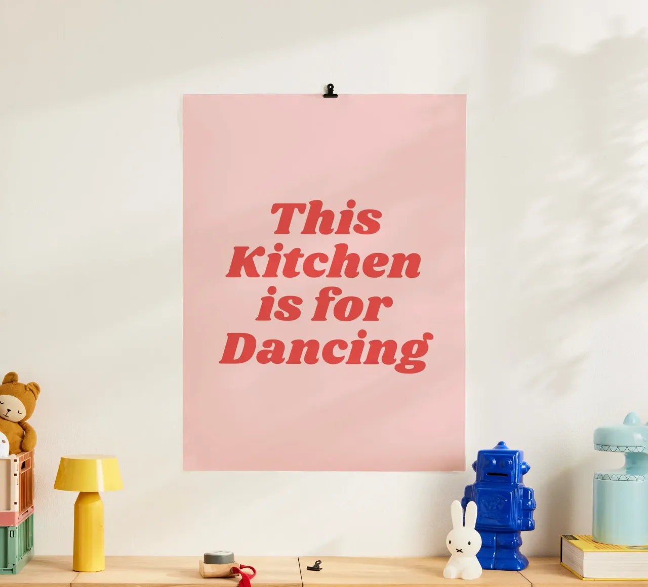 Cette cuisine est faite pour danser (Sweet Pink Tone) poster avec cadre en plastique de Paigaam Studio