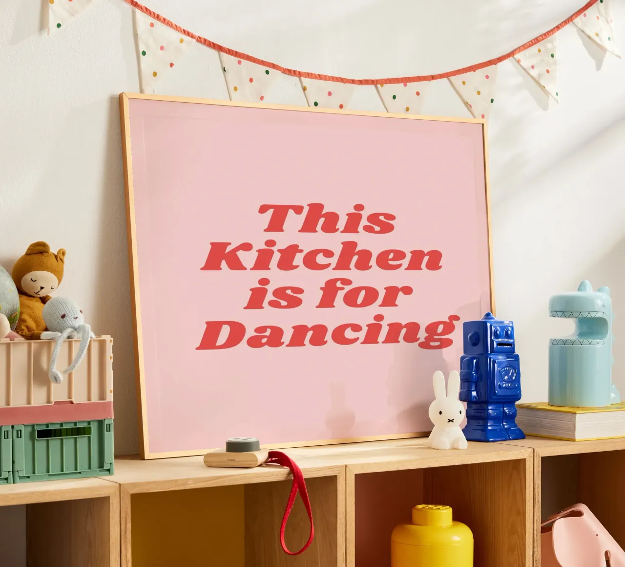 Cette cuisine est faite pour danser (Sweet Pink Tone) poster avec cadre en plastique de Paigaam Studio