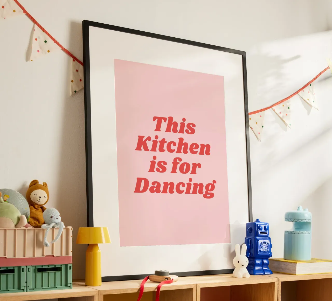 Cette cuisine est faite pour danser (Sweet Pink Tone) poster avec cadre en plastique de Paigaam Studio