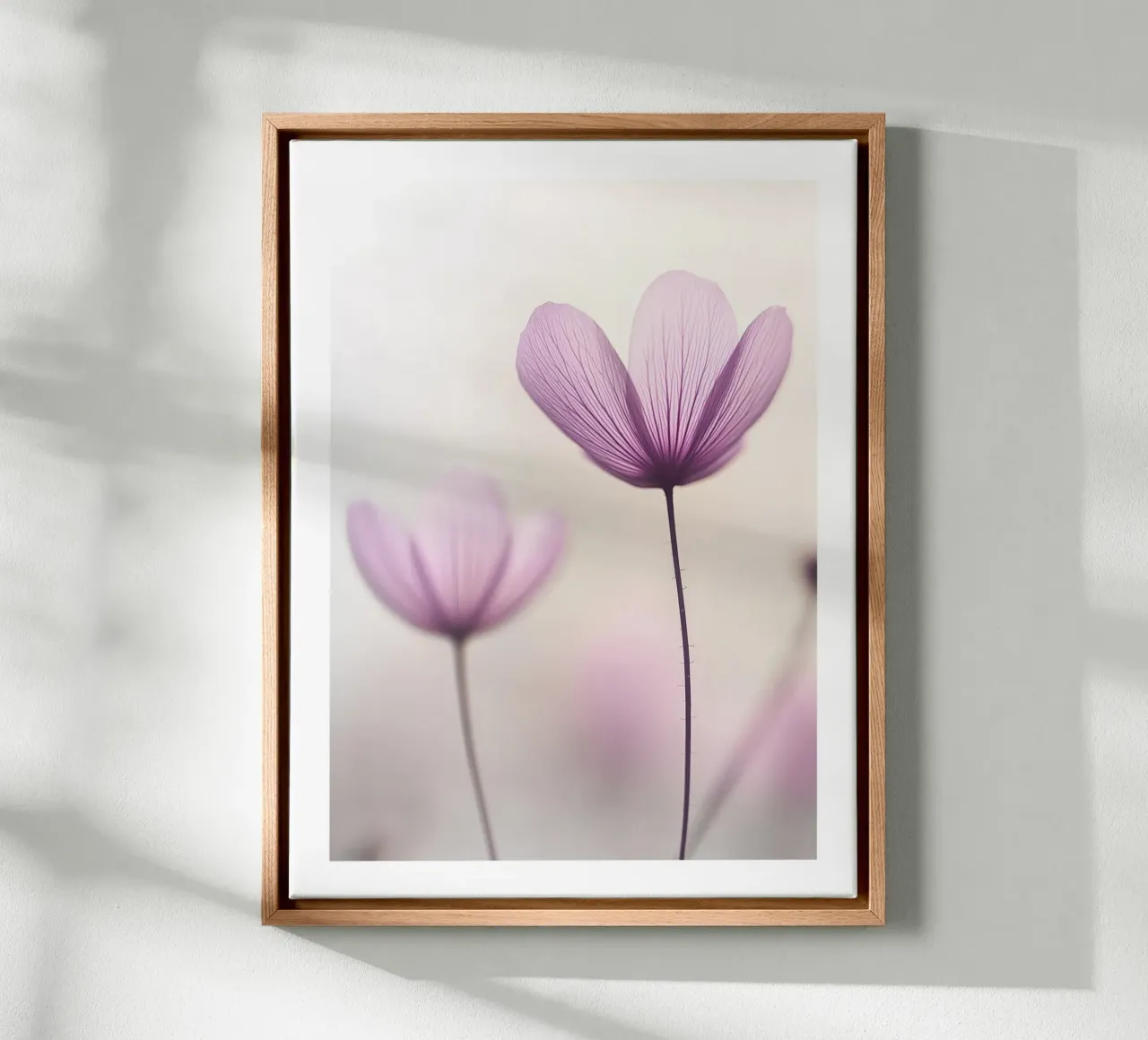 Zarte violette Blüten Leinwand von Flora & Horizon