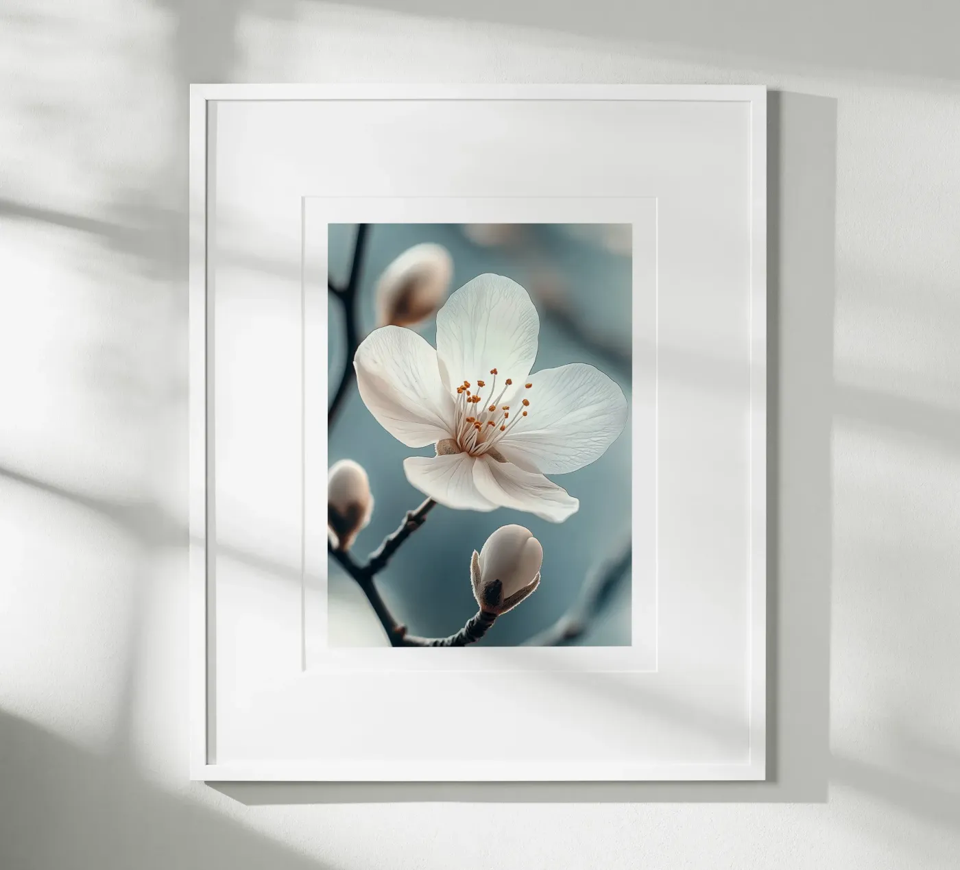 Delicate white flower poster van Flora & Horizon