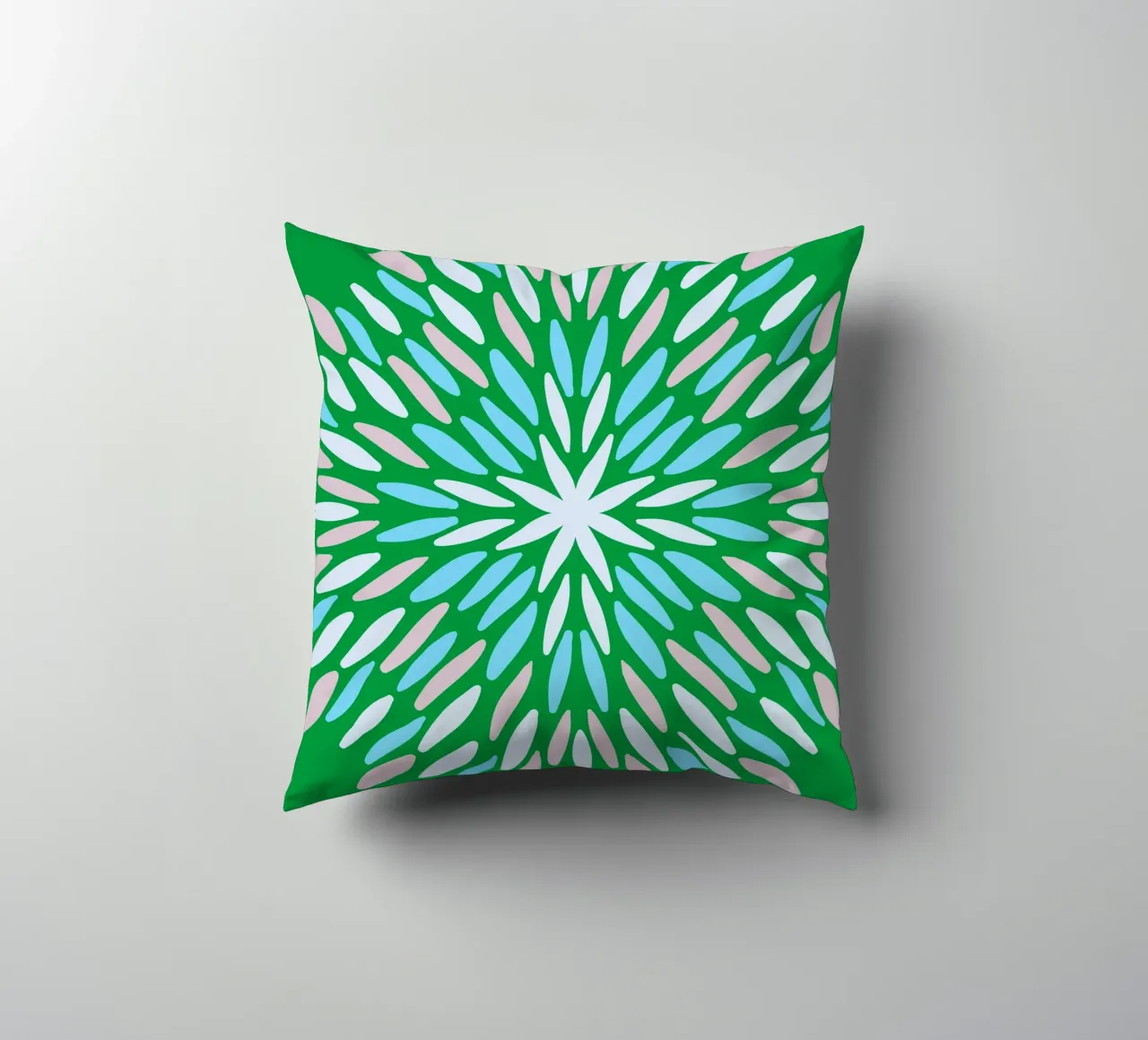 Petal burst - verde, blu e beige cuscino da Wackapacka