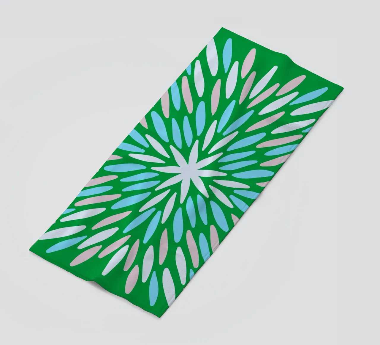 Petal burst - verde, blu e beige telo mare da Wackapacka