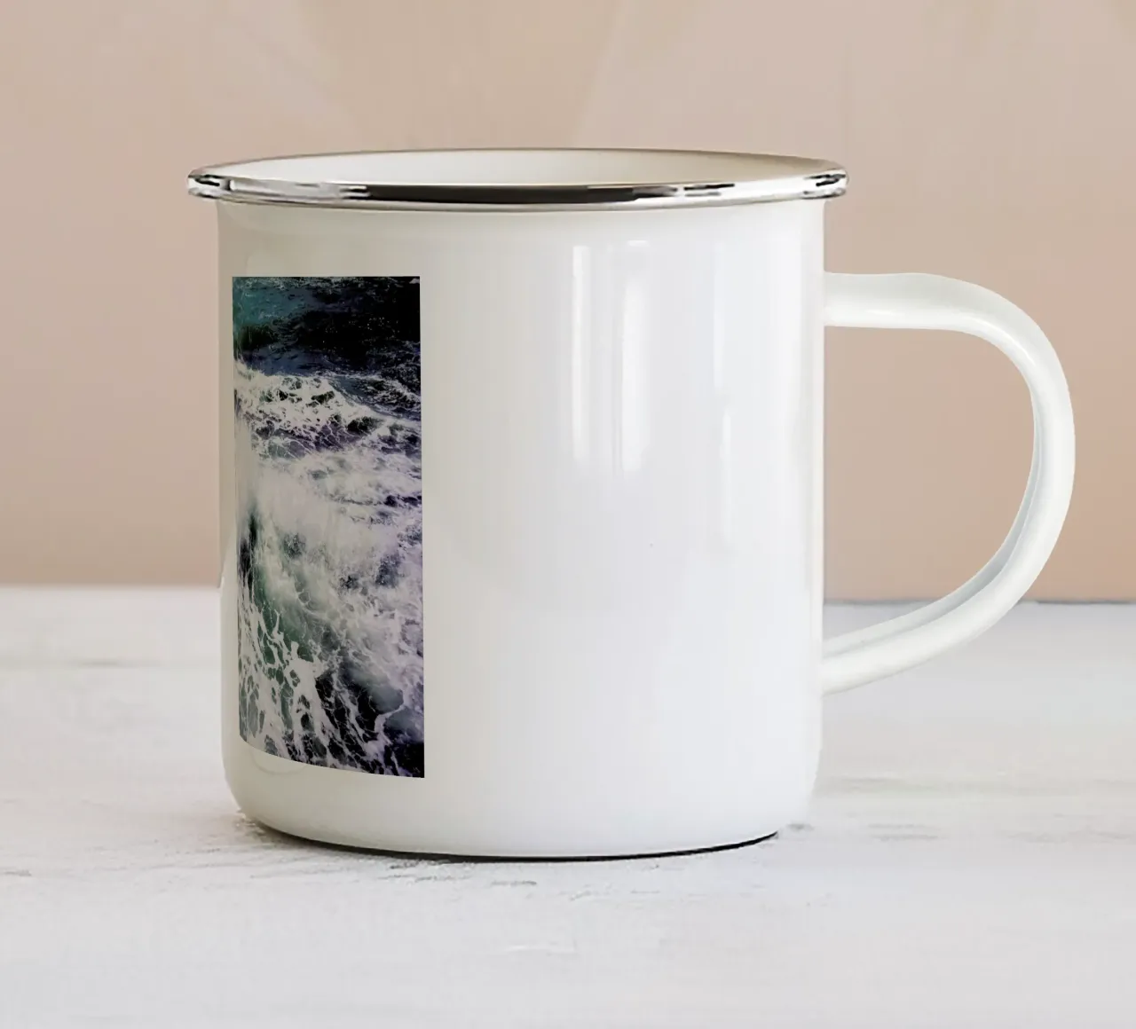 White Splash tazza in smalto da Tal Paz-Fridman