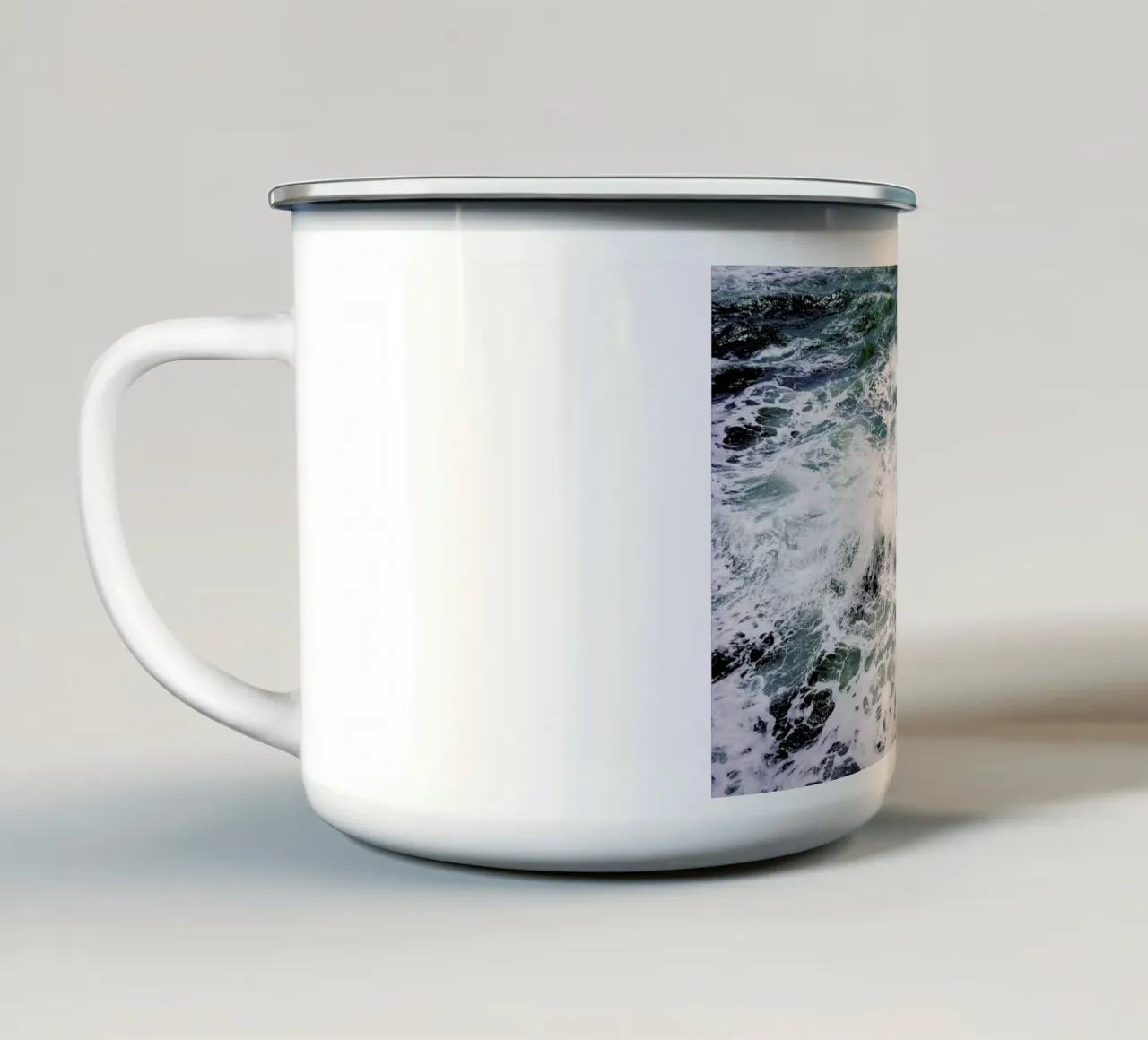 White Splash tazza in smalto da Tal Paz-Fridman