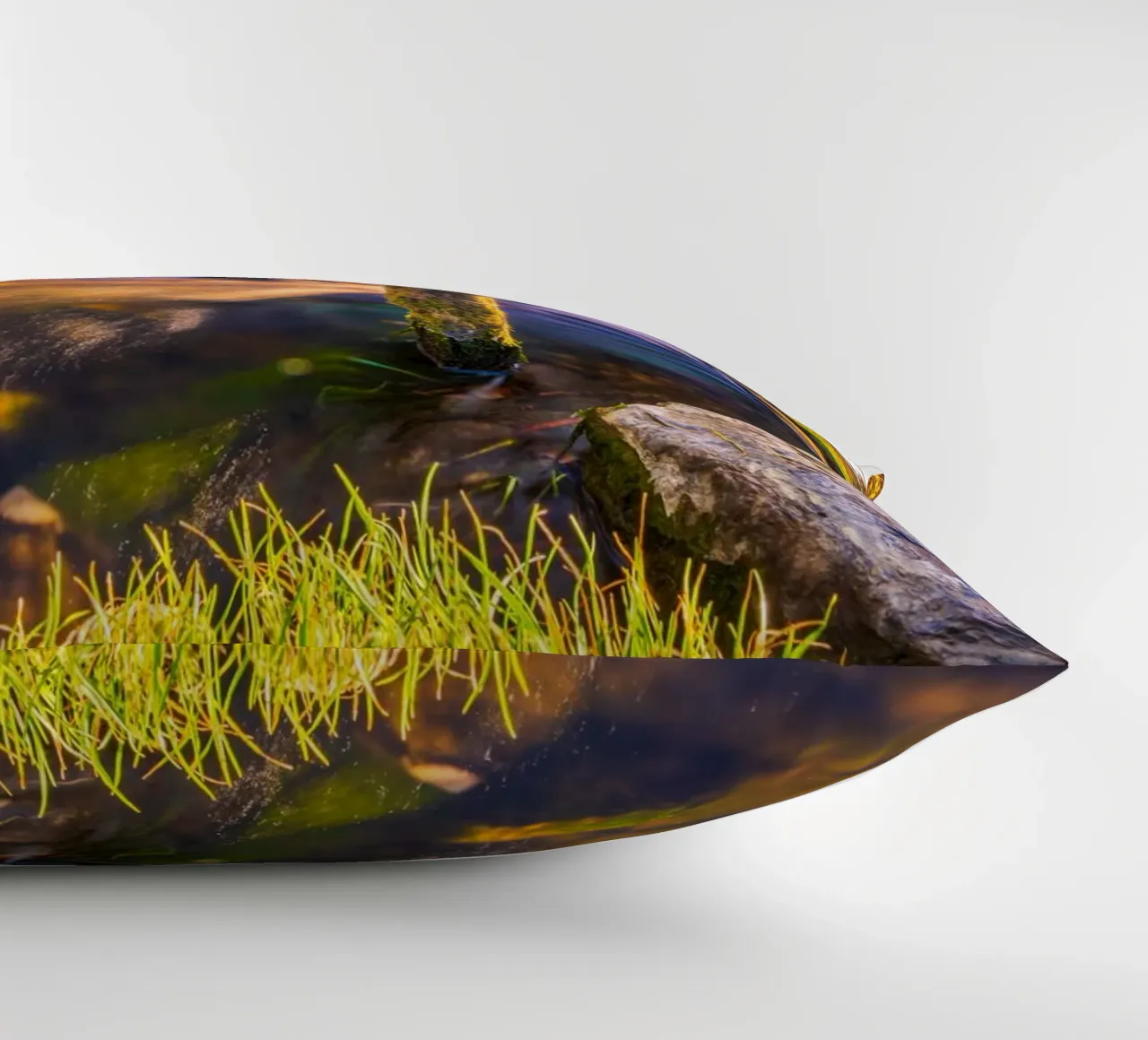 Piccolo fiume in primavera cuscino da Marcus Beckert | Fotografie