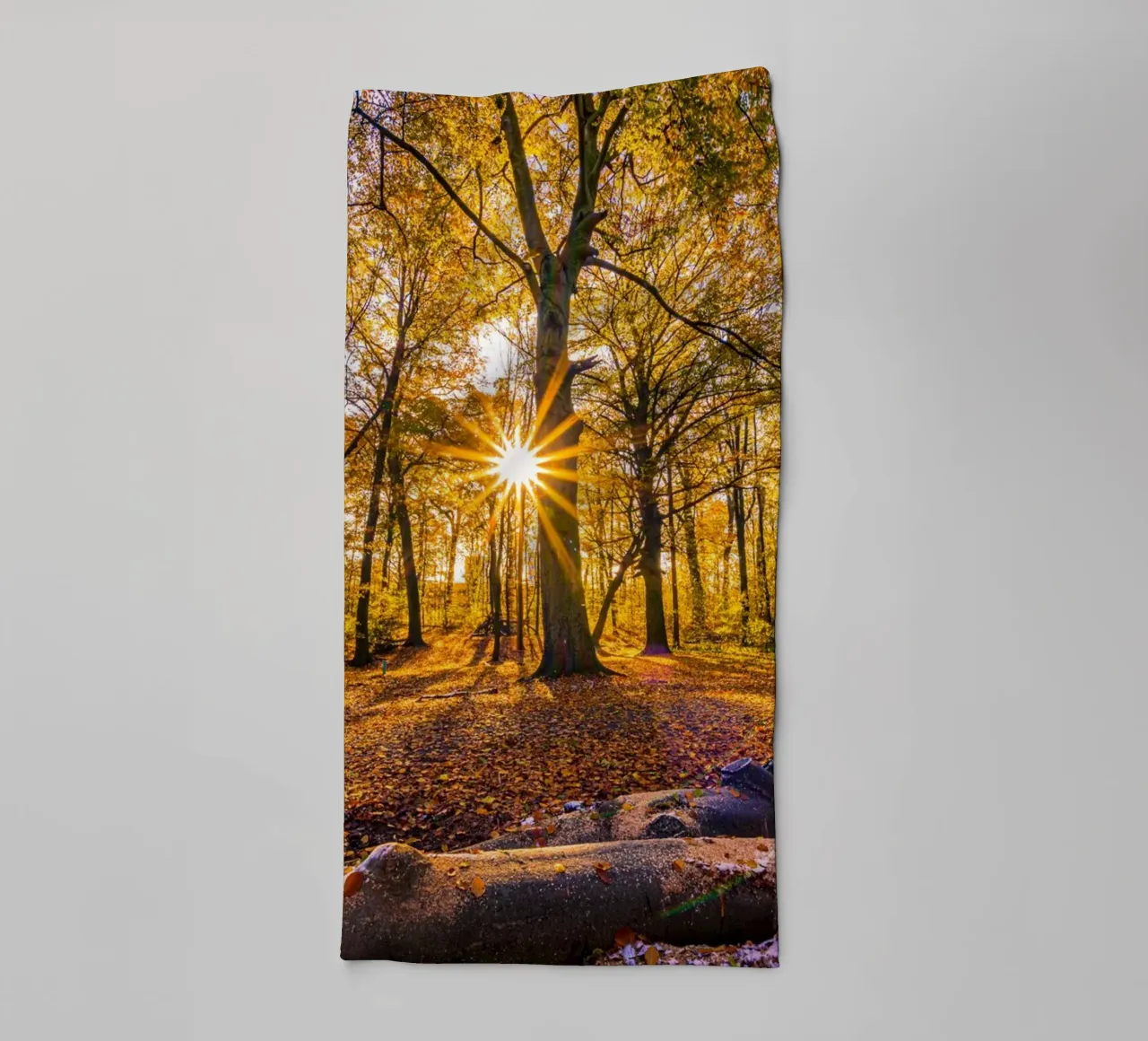 Stella del sole nella foresta in autunno asciugamano da bagno da Marcus Beckert | Fotografie
