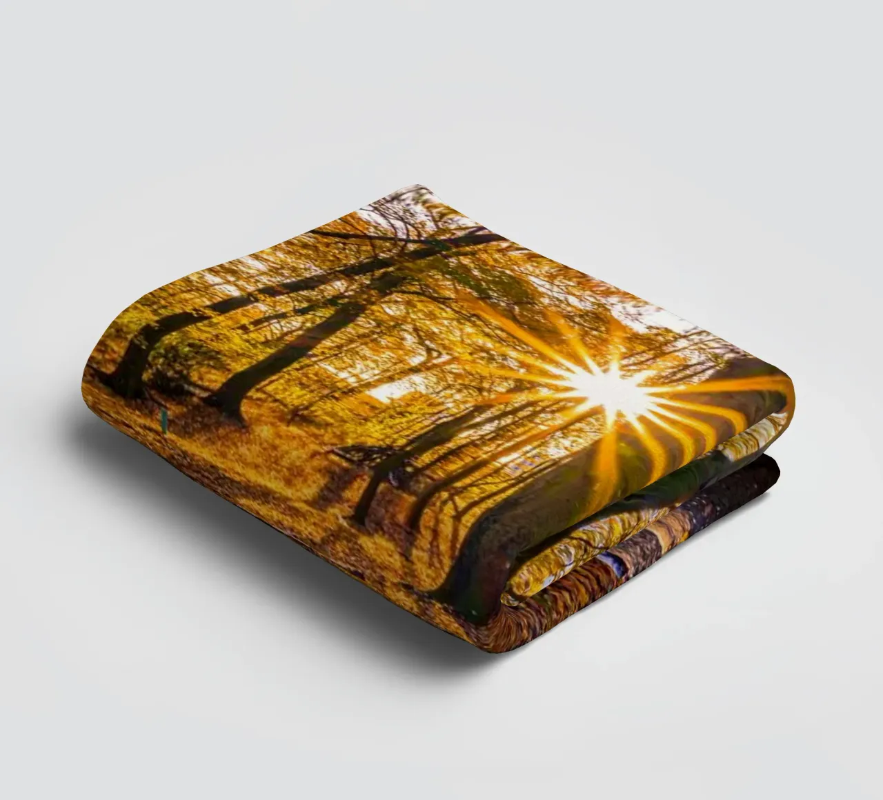 Stella del sole nella foresta in autunno asciugamano da bagno da Marcus Beckert | Fotografie