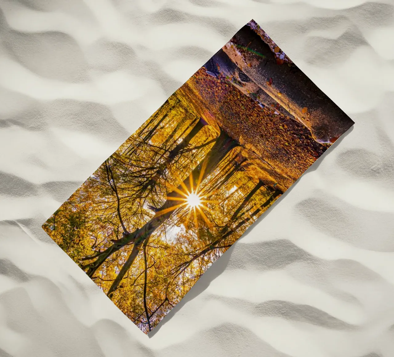 Stella del sole nella foresta in autunno telo mare da Marcus Beckert | Fotografie
