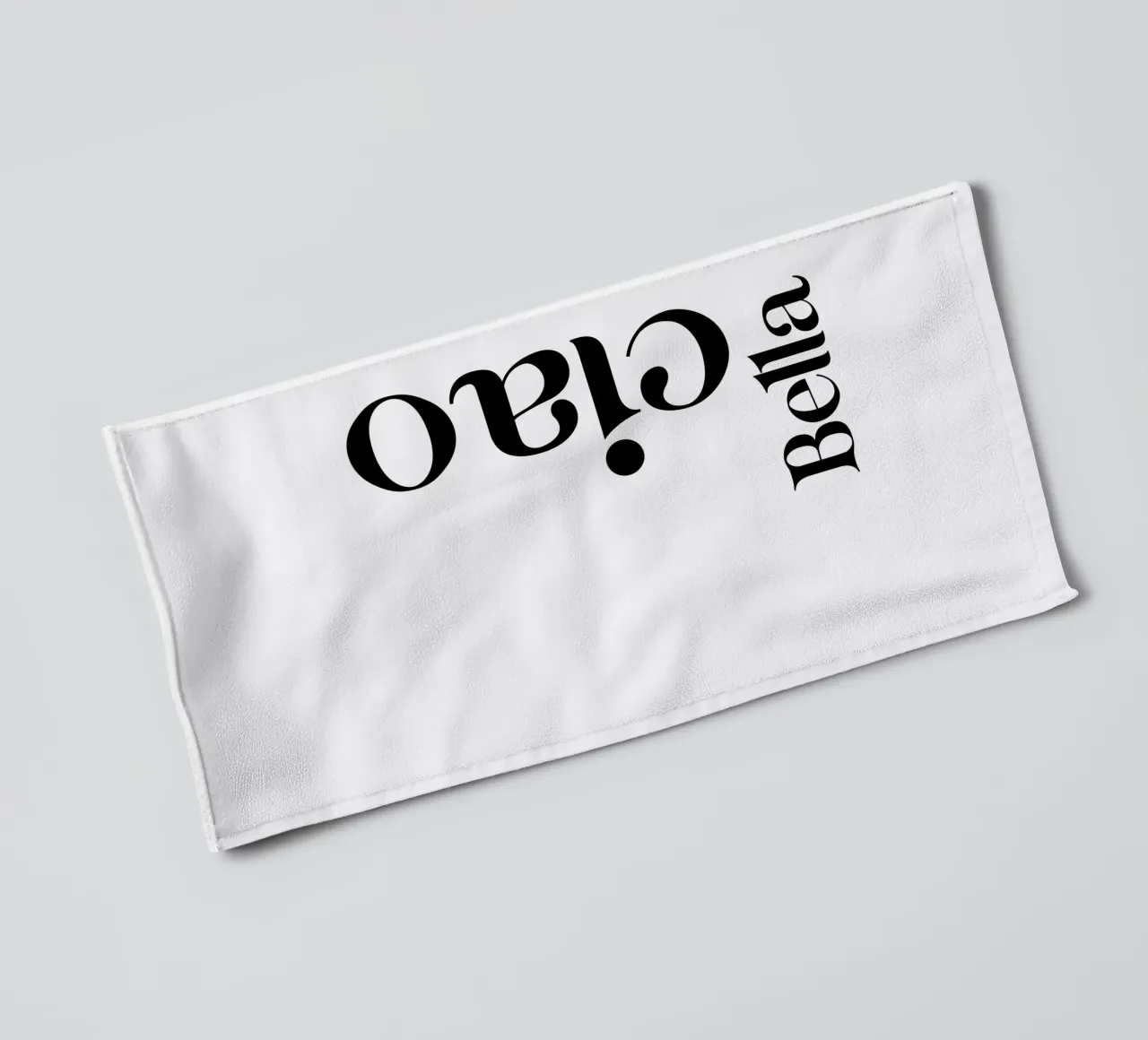 Bella Ciao Typographie simple, moderne et minimaliste serviette de bain de YV TYPOGRAPHY