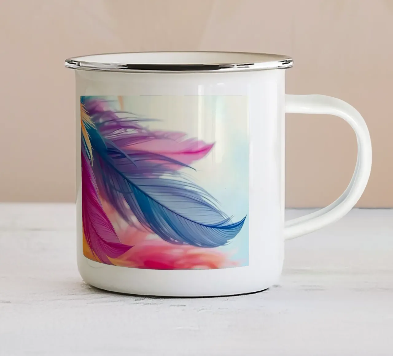 Le piume vibranti mostrano un arcobaleno di colori tazza in smalto da DesignDoodle