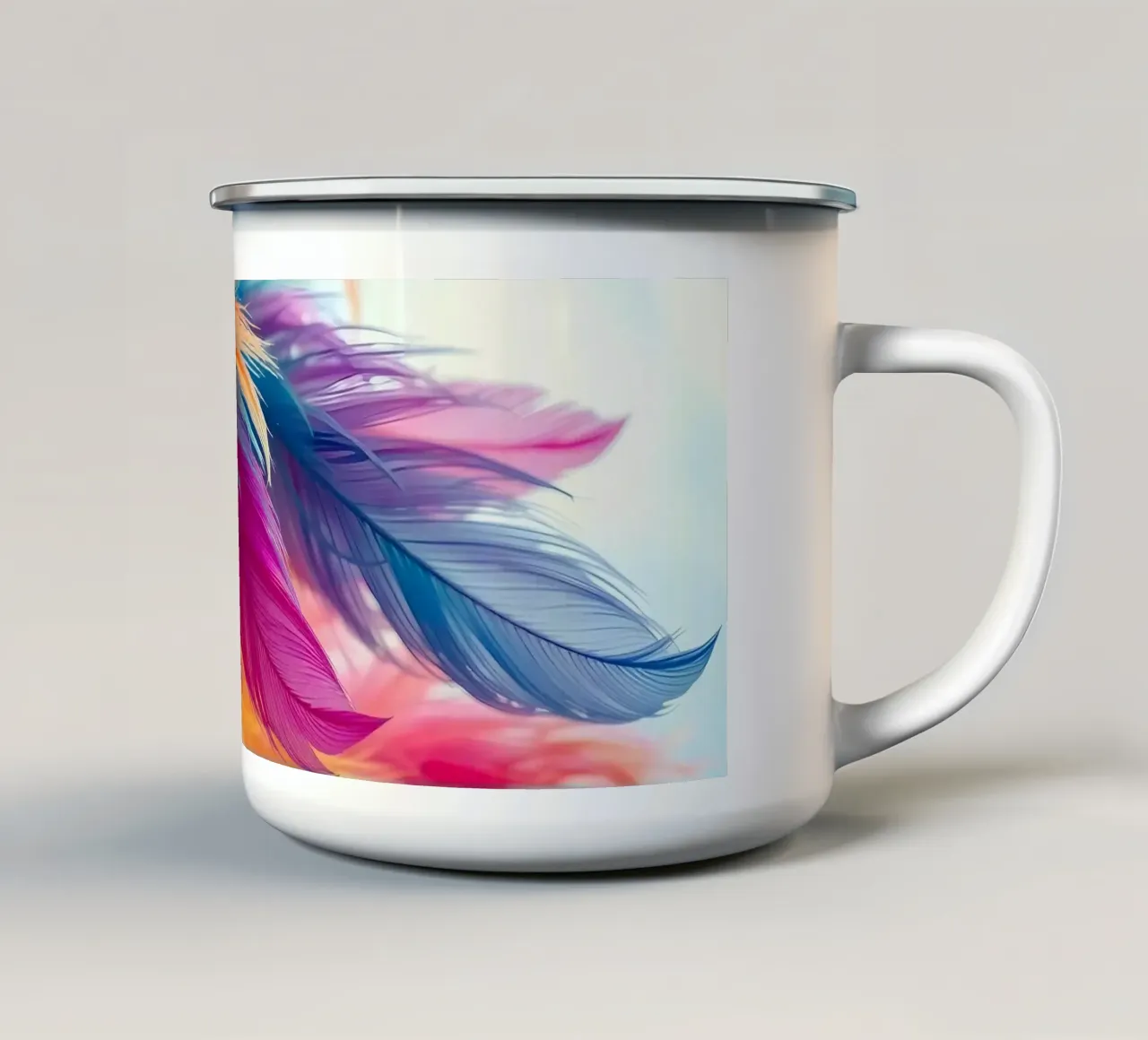 Le piume vibranti mostrano un arcobaleno di colori tazza in smalto da DesignDoodle