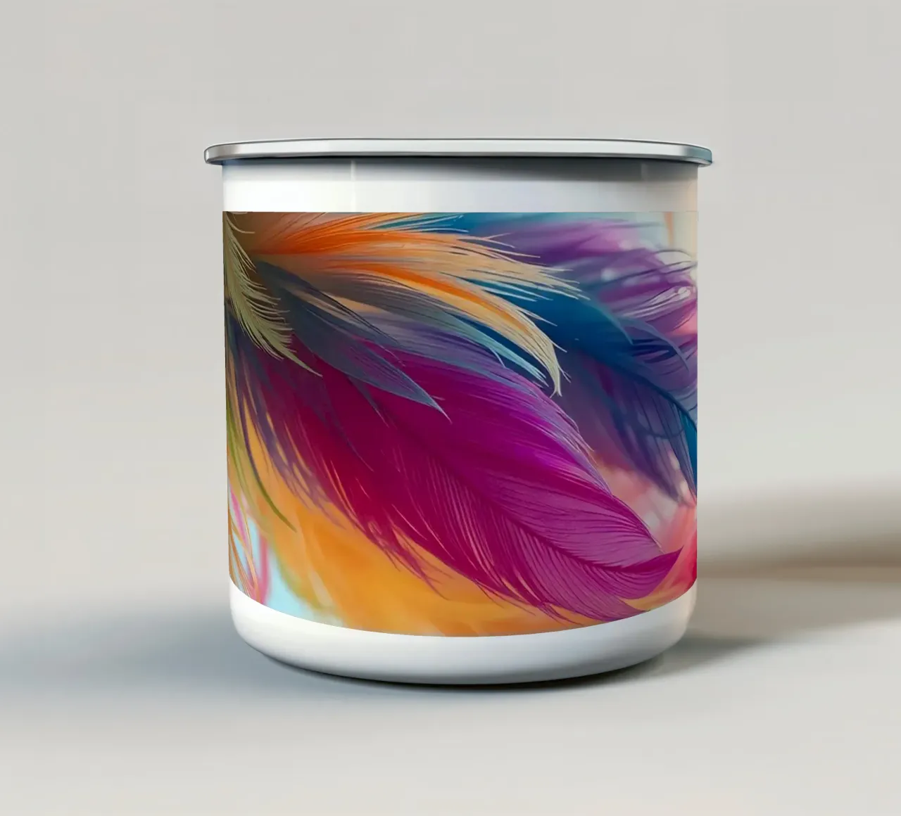 Le piume vibranti mostrano un arcobaleno di colori tazza in smalto da DesignDoodle