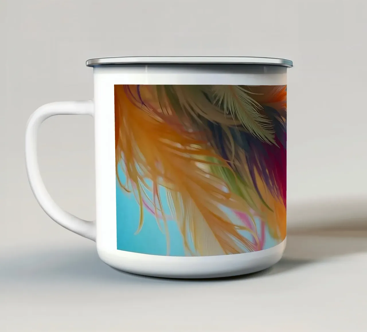 Le piume vibranti mostrano un arcobaleno di colori tazza in smalto da DesignDoodle