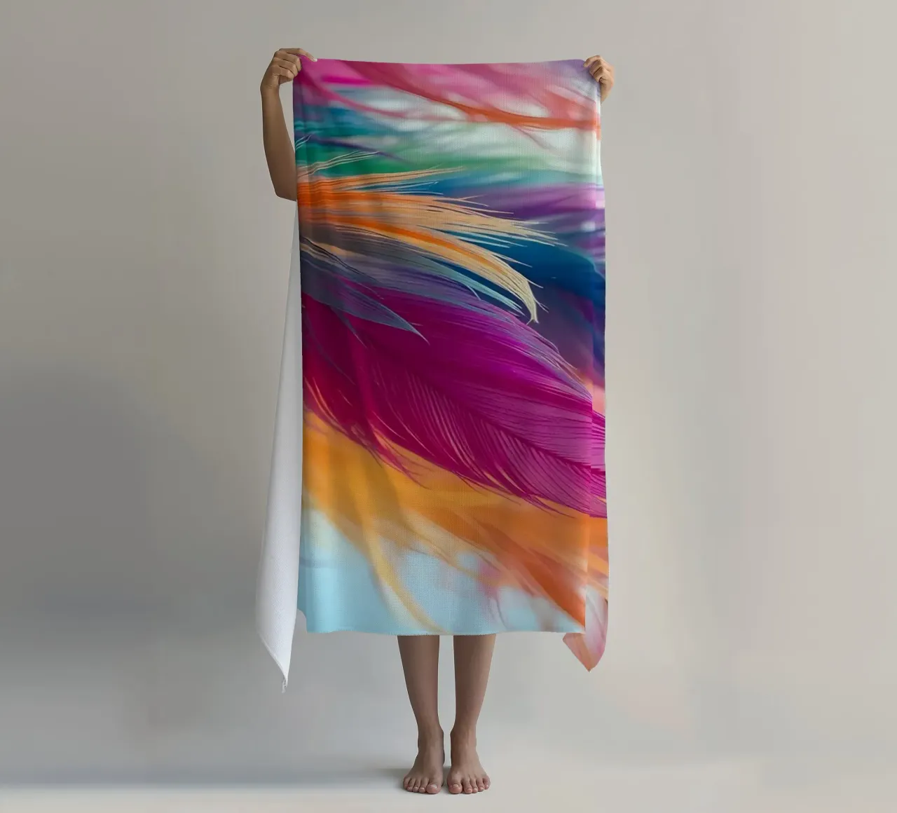 Le piume vibranti mostrano un arcobaleno di colori telo mare da DesignDoodle