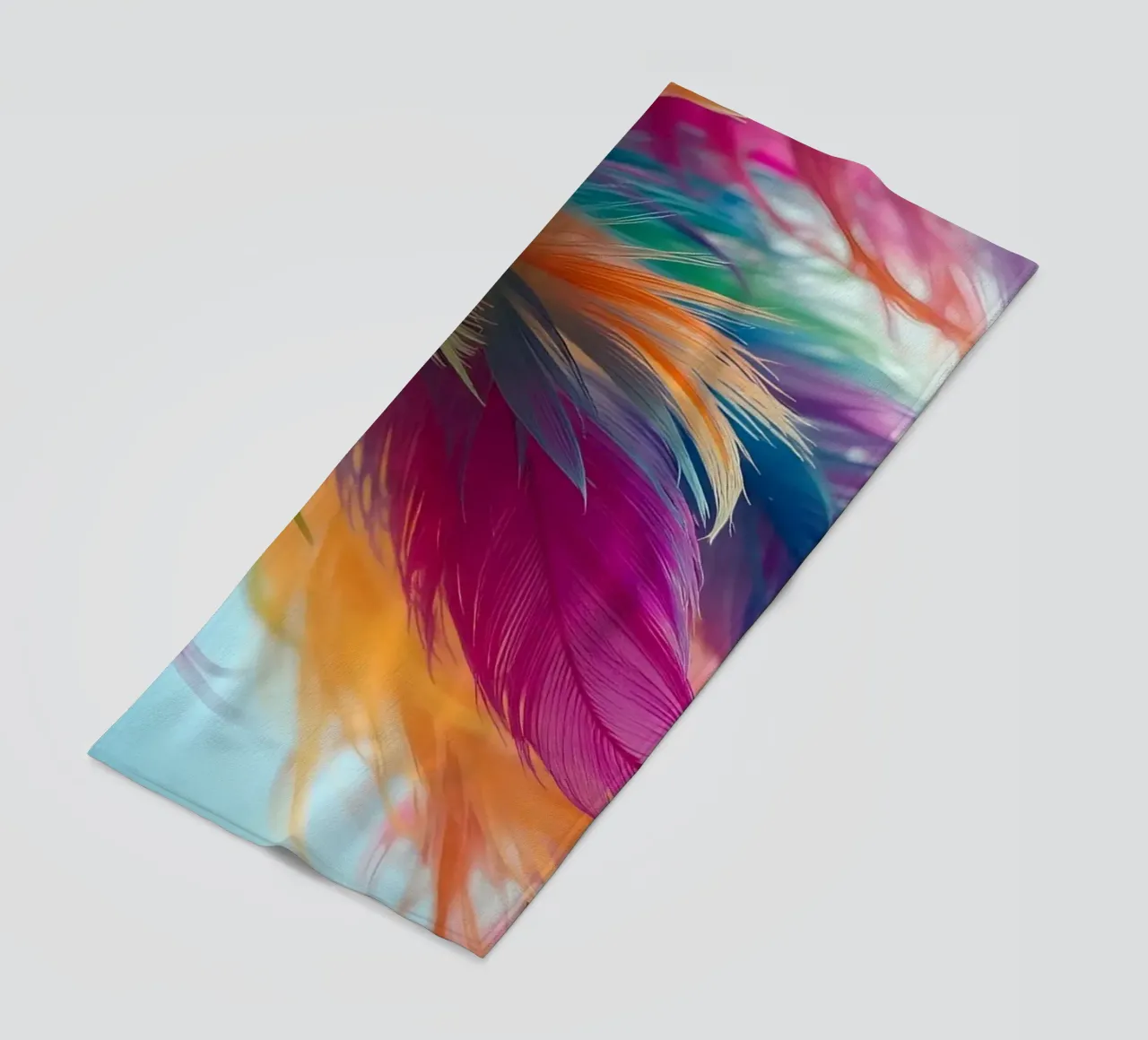 Le piume vibranti mostrano un arcobaleno di colori telo mare da DesignDoodle