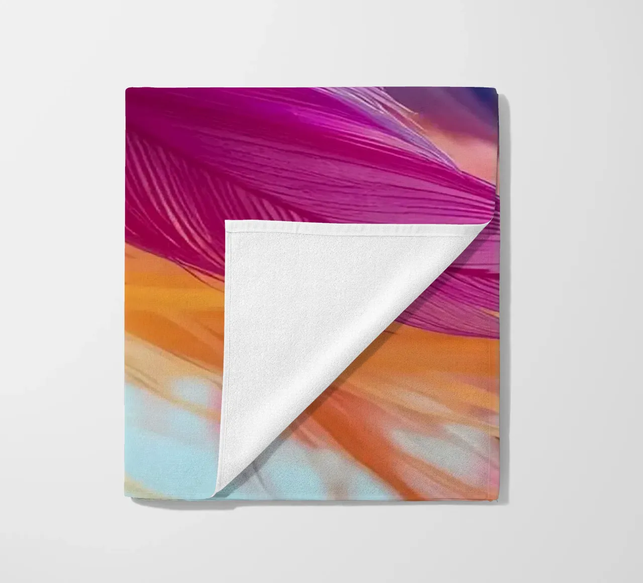 Le piume vibranti mostrano un arcobaleno di colori telo mare da DesignDoodle