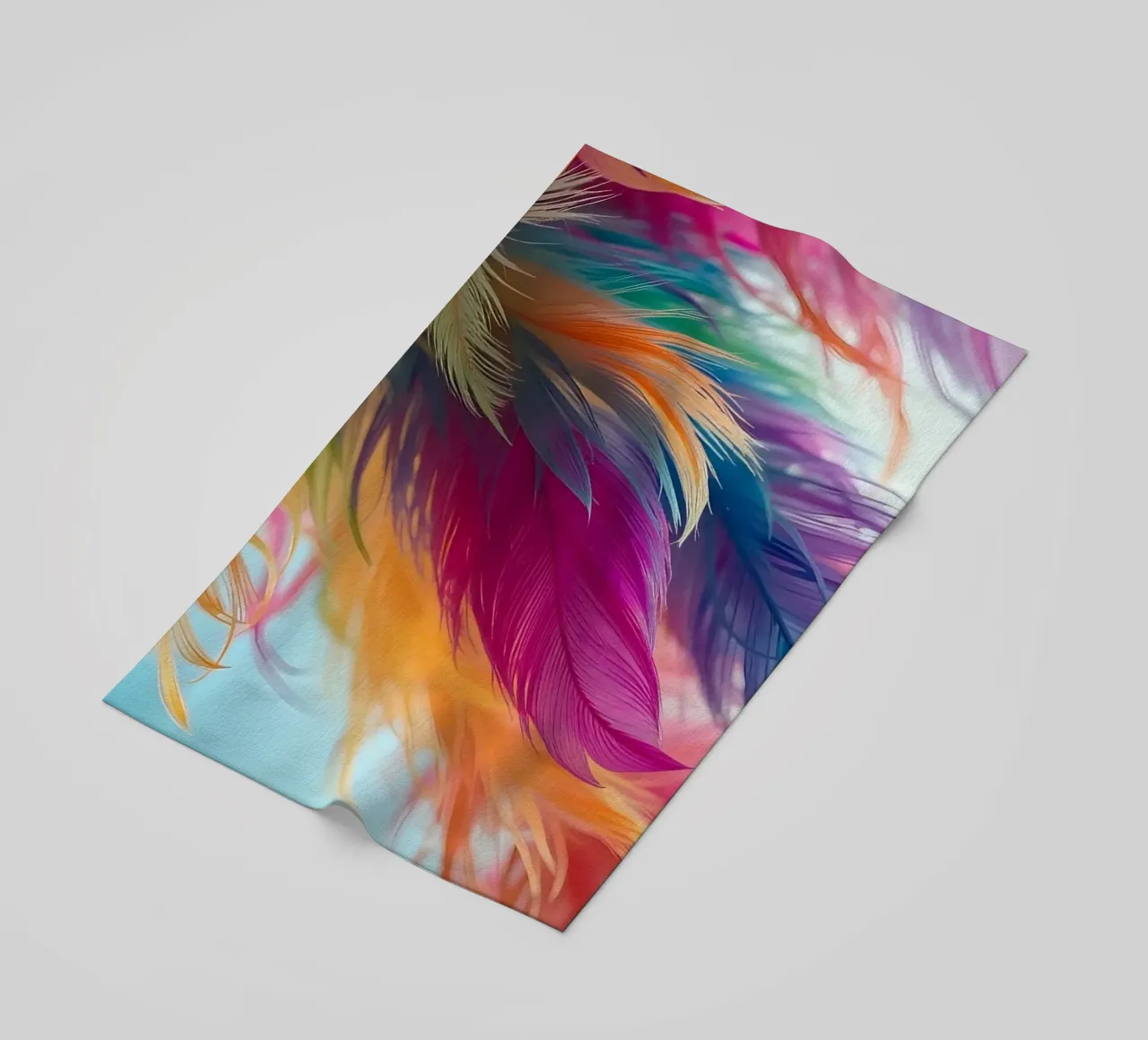 Le piume vibranti mostrano un arcobaleno di colori telo mare da DesignDoodle