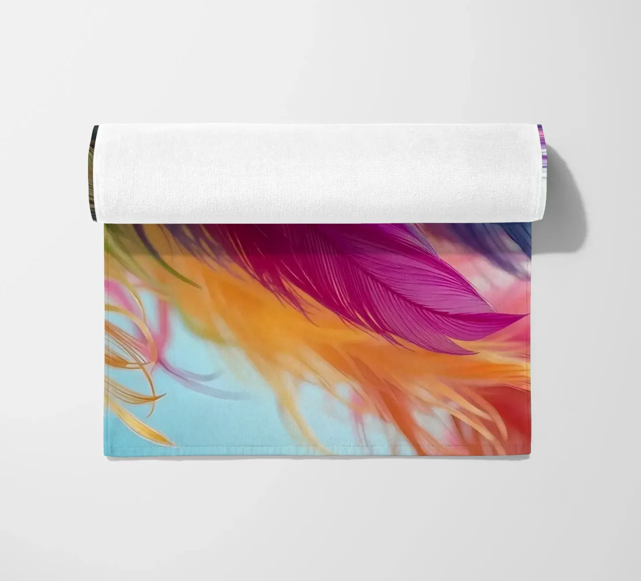 Le piume vibranti mostrano un arcobaleno di colori telo mare da DesignDoodle